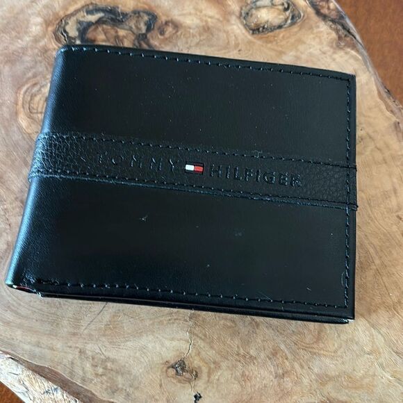 Tommy Hilfiger Men's Passcase Wallet with Removable ID Window - Picture 2 of 8
